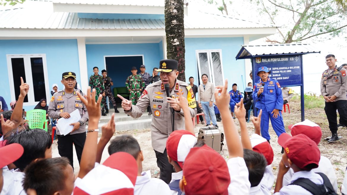 Mengintip Kedekatan dan Keseruan Kapolda Sulbar dengan Para Pelajar di Pulau Ambo