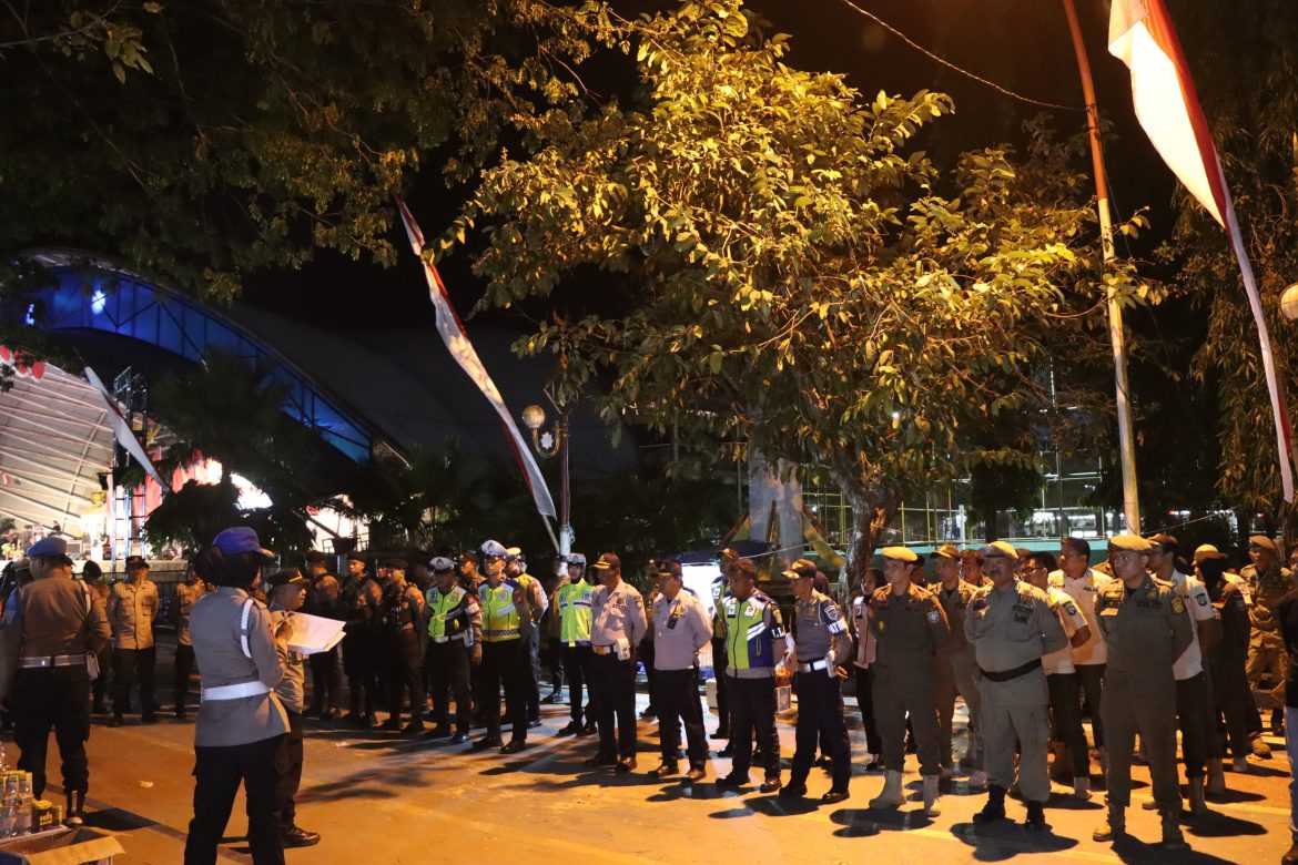 Personil Polres Pangkep Pengamanan Peluncuran Pilkada 2024 di Tribun Alun-alun Pangkep