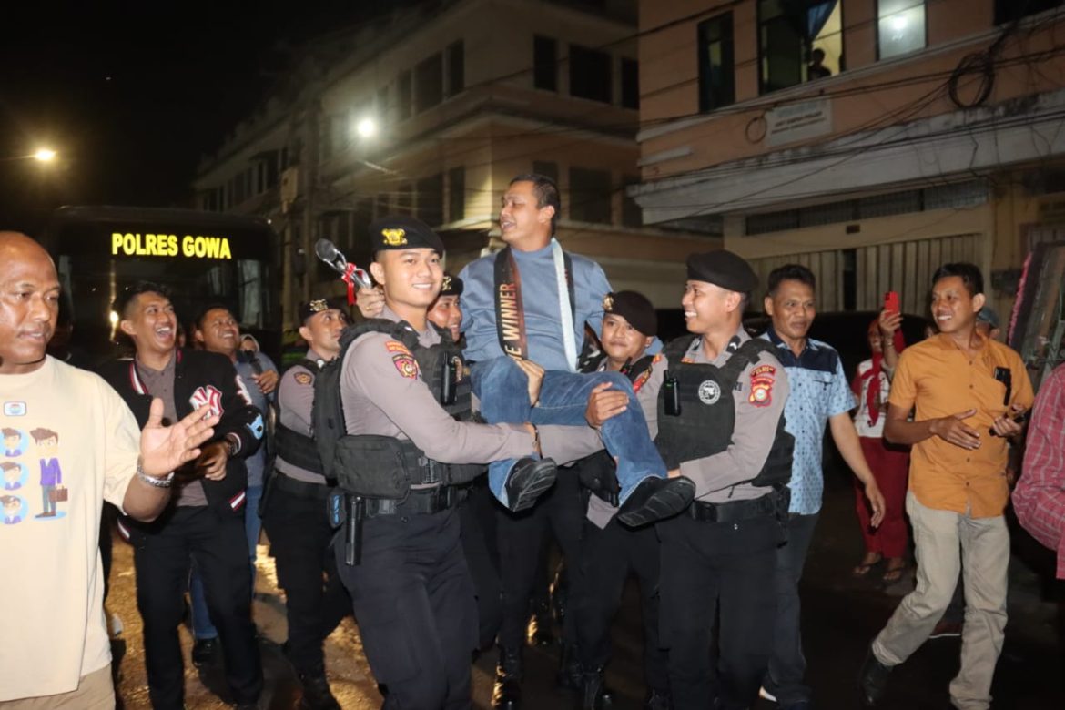 Usai Terima Penghargaan, Kapolres Gowa Dibopong Oleh Personelnya Masuk Ke Mako