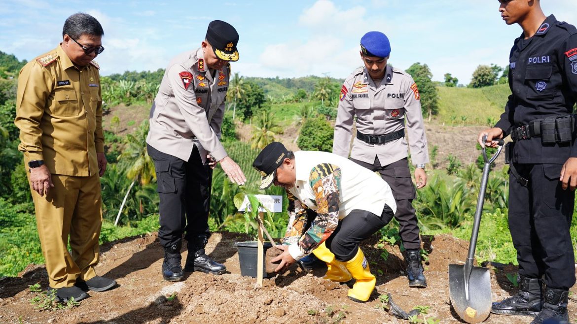 Kapolda Sulbar Bersama Forkopimda Tanam Ratusan Pohon, Peringati Hari Lingkungan Hidup Sedunia