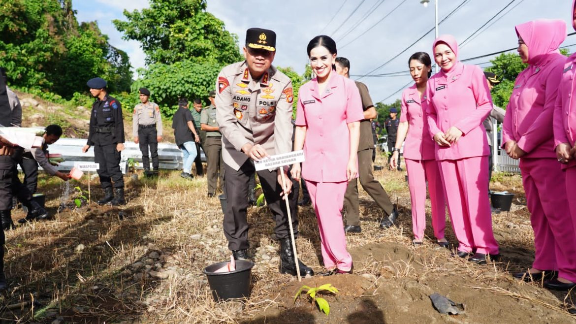 Polda Sulbar Terus Galakkan Gerakan Penanaman Pohon, Kali ini di Sekitar Kantor PJR