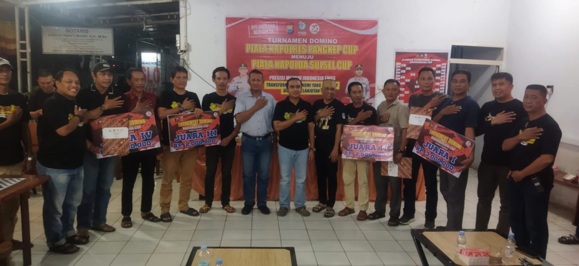 Kapolres Pangkep Menyerahkan Hadiah Serta Menutup Turnamen Domino Piala Kapolres Pangkep Cup