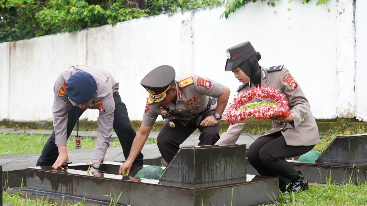 Jelang Puncak Hari Bhayangkara ke-78, Kapolda Ziarah dan Tabur Bunga di TMP Pattidi