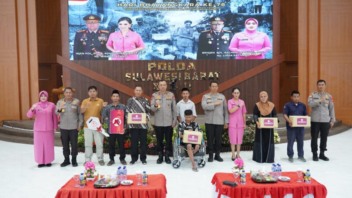 Kapolda Sulbar Serahkan Bantuan Sosial Semarakkan Hari Bhayangkara
