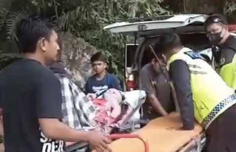 Satgas Kappang Evakuasi Pasien Kritis yang Dibawa Ambulans Saat Mogok Dijalur Camba