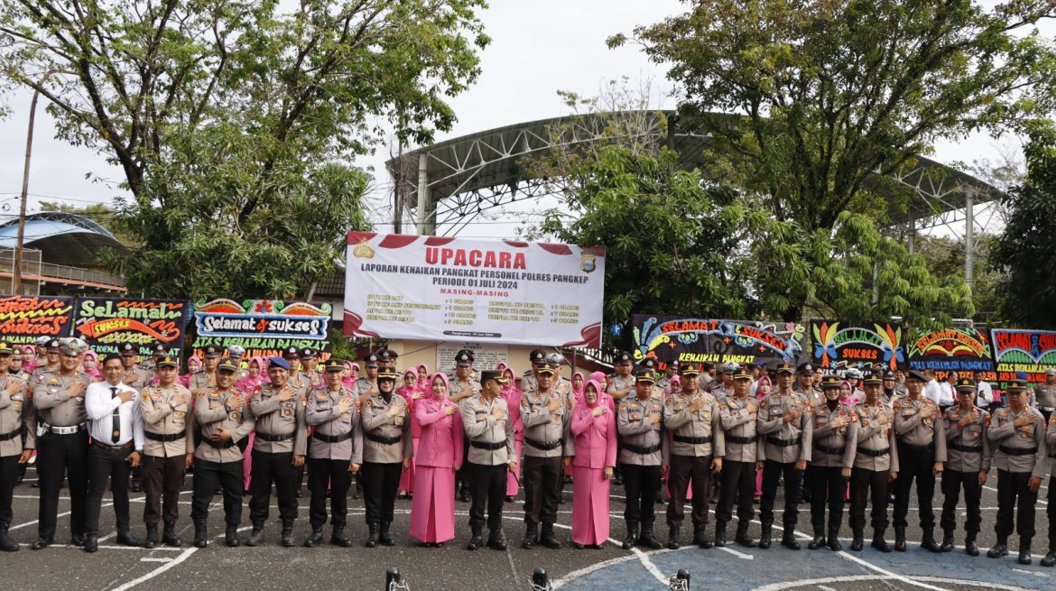 Kapolres Pangkep Pimpin Upacara Kenaikan Pangkat 37 Personel