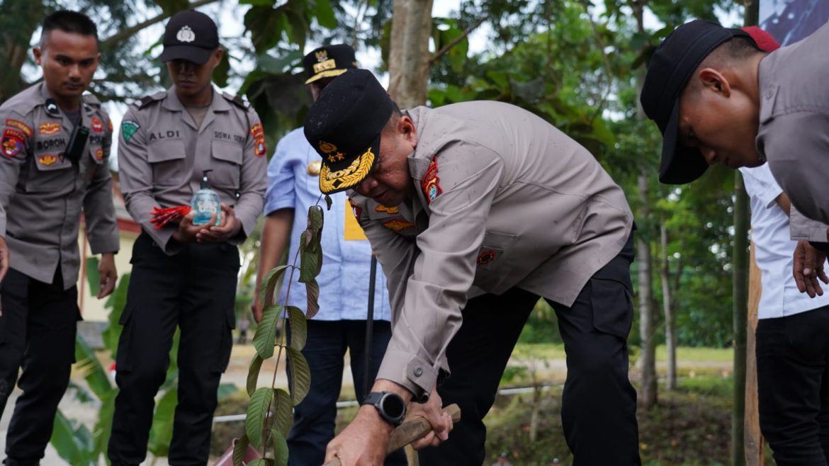 Bersama PJ. Gubernur, Kapolda Sulbar Masifkan Penanaman Pohon