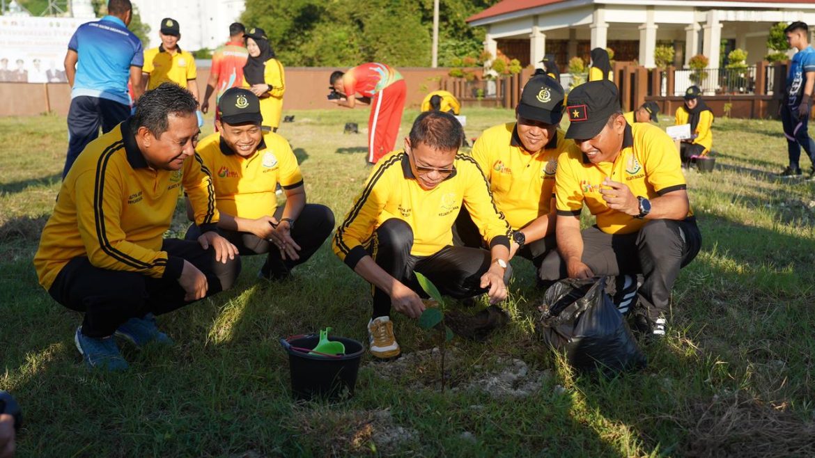 Wakapolda Sulbar Ikut Gelorakan Aksi Tanam Pohon Di Kantor Kejaksaan Tinggi
