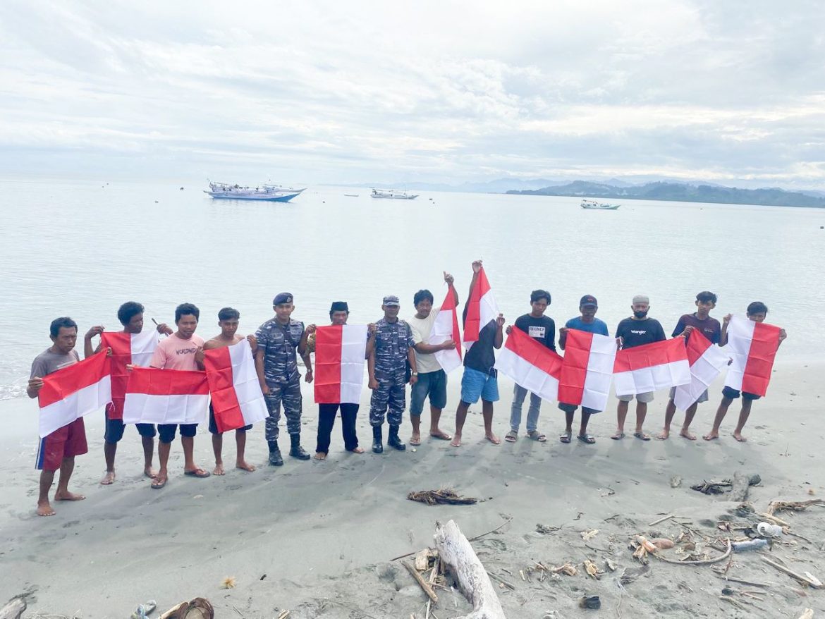 Buktikan Rasa Cinta Tehadap NKRI, Prajurit Pos TNI-AL Pasangkayu Memasang Dan Membagikan Bendera Merah Putih Ke Nelayan 