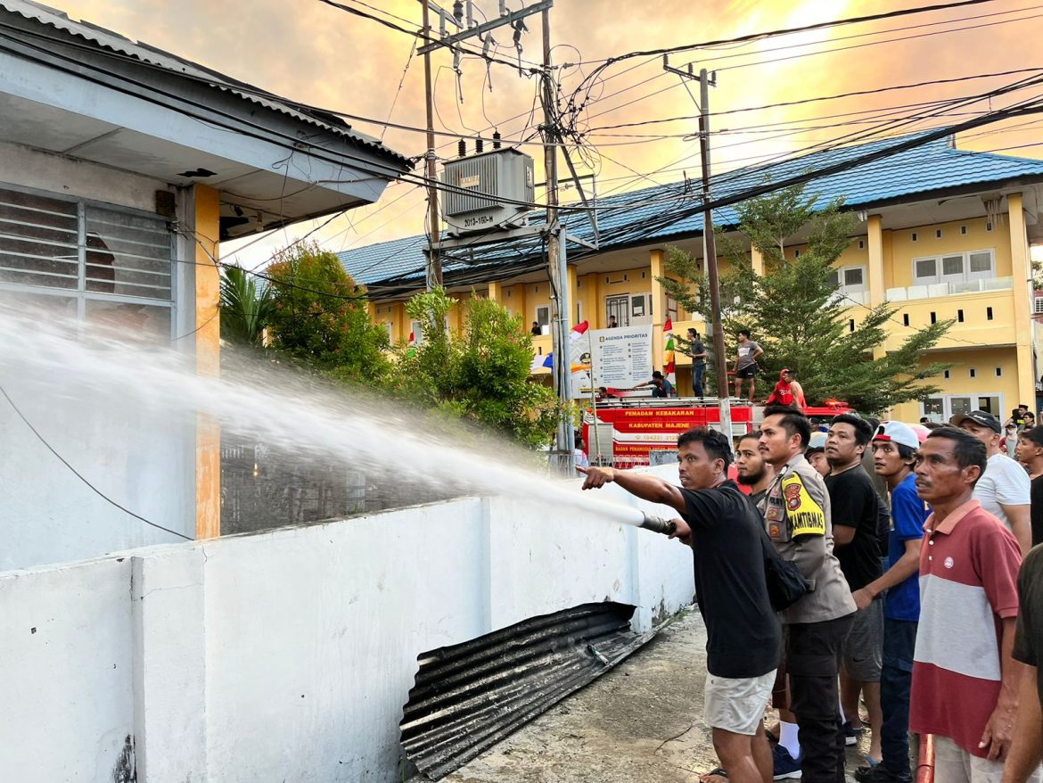 SMK Negeri 2 Majene Kebakaran, Personel Polres Majene Ikut Terjun Bersama Warga Padamkan Api