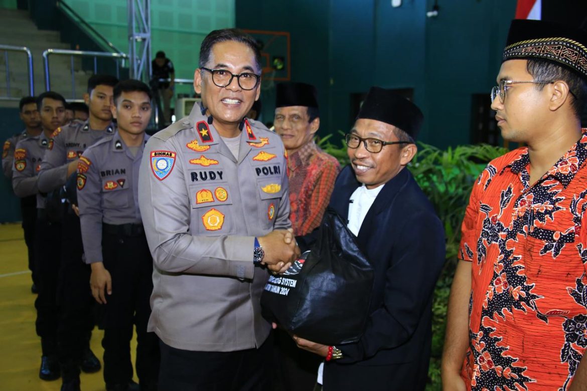 Bagikan Ribuan Paket Sembako, Ops NCS Polri Bawa Pesan Pilkada Damai Di Jawa Timur