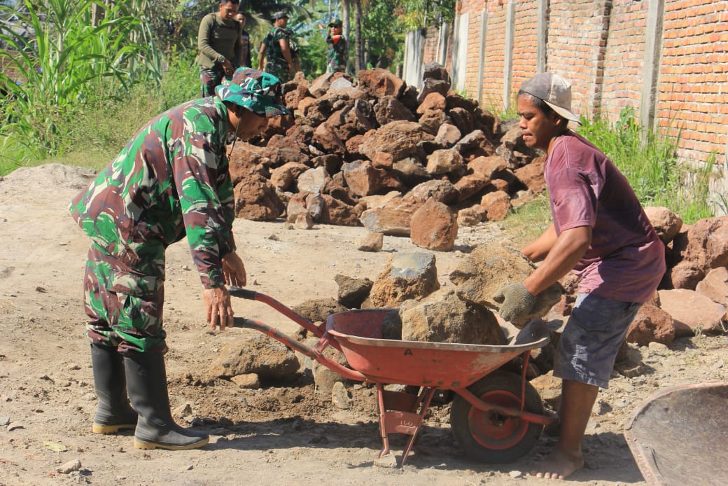 Anggota Kodim 1615/Lombok Timur Bersemangat Bantu Pembangunan Talud Irigasi