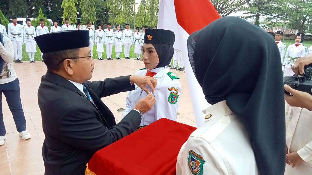 Resmi Bupati Pasangkayu Yaumil Adj, Mengukuhkan Anggota Paskibraka Sebanyak 72 Orang
