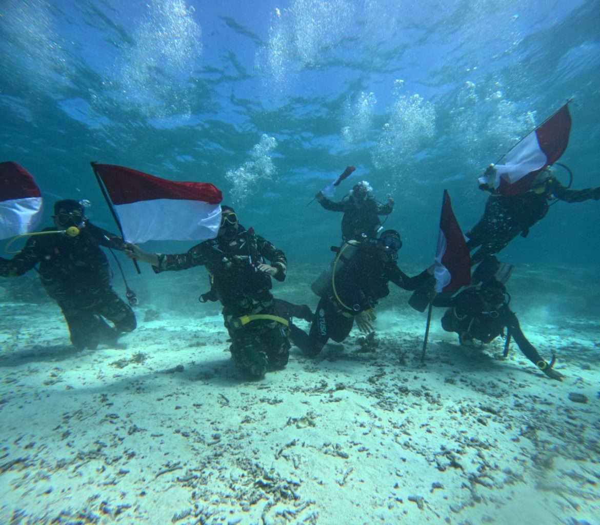 Danrem 162/Wira Bhakti Pimpin Aksi Penanaman Terumbu Karang Dan Parade Bendera Merah Putih Di Pulau Moyo Rayakan Hari Kemerdekaan RI ke-79