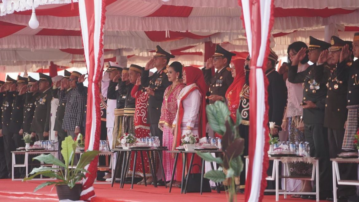 Kapolda Sulbar Dan Ketua Bhayangkari Hadiri Upacara Penurunan Bendera Di Anjungan Manakarra, Tandai Kemeriahan HUT RI ke-79