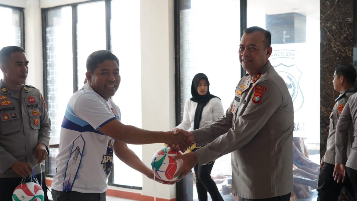 Kapolda Lepas Tim Bola Voli Putra-Putri Sulbar Ikuti Turnamen Kapolri CUP  Jabar