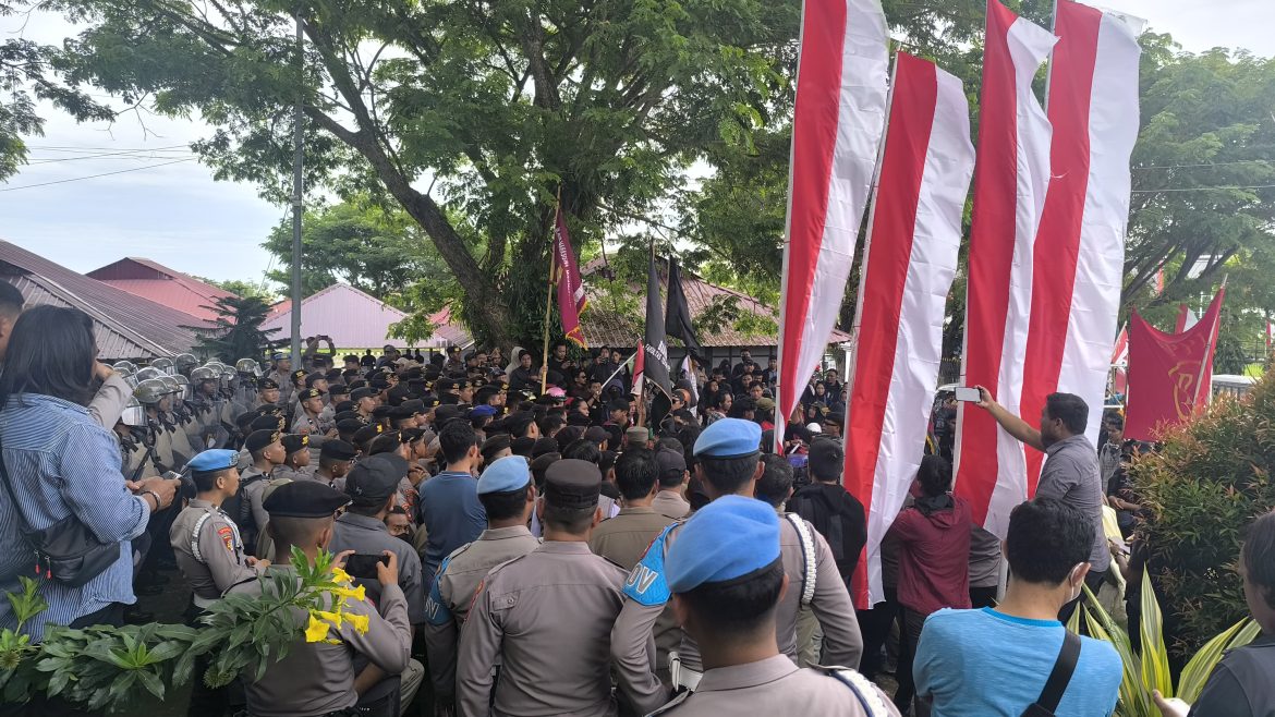Polda Sulbar Terjunkan Ratusan Personel Beck Up Pengamanan Unjuk Rasa Di Kantor DPRD Provinsi