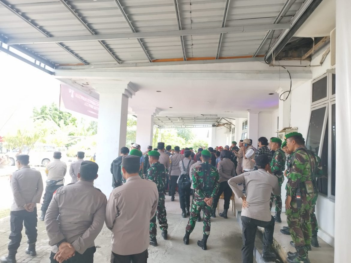 Gabungan TNI-Polri Amankan Jalanya Pendaftaran Calon Bupati Di KPU Pasangkayu