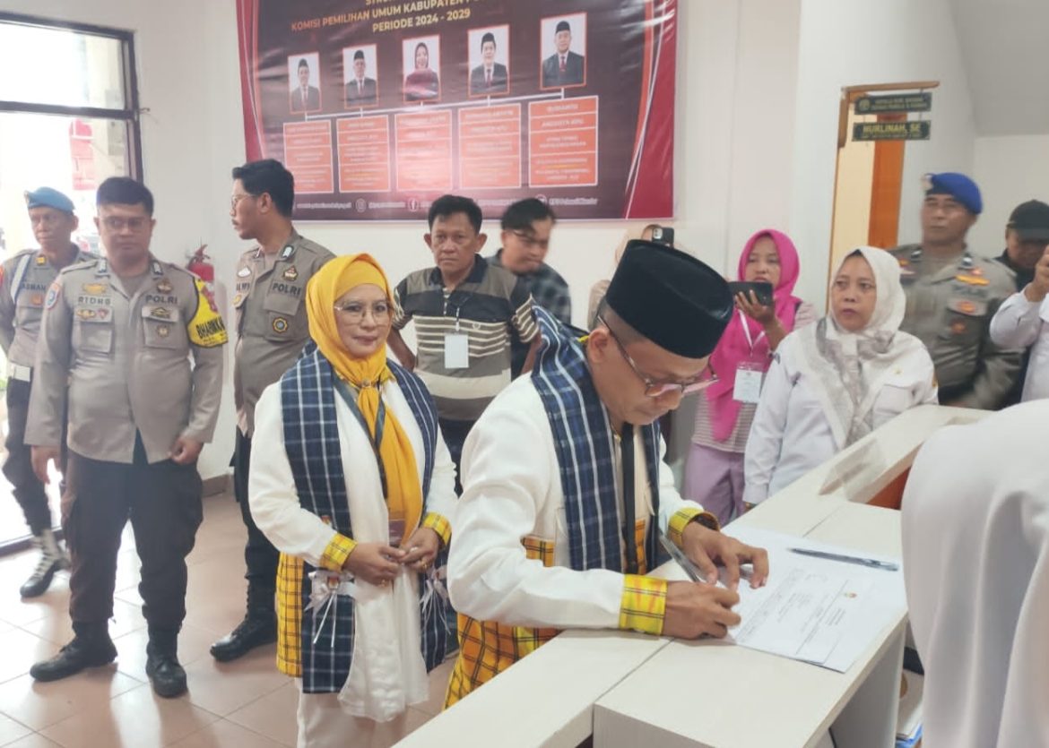Personil Polres Polman Lakukan Pengamanan Paslon Bupati Dan Wakil Bupati Polman H. Samsul Mahmud – Hj. Andi Nursami Masdar Di KPU