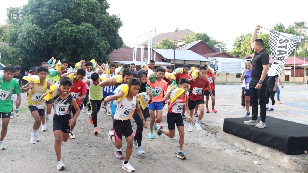 Lomba Lari Sambil Pikul Beras 5 Kg Warnai Rangkaian Peringatan HUT Lalu Lintas Ke-69 