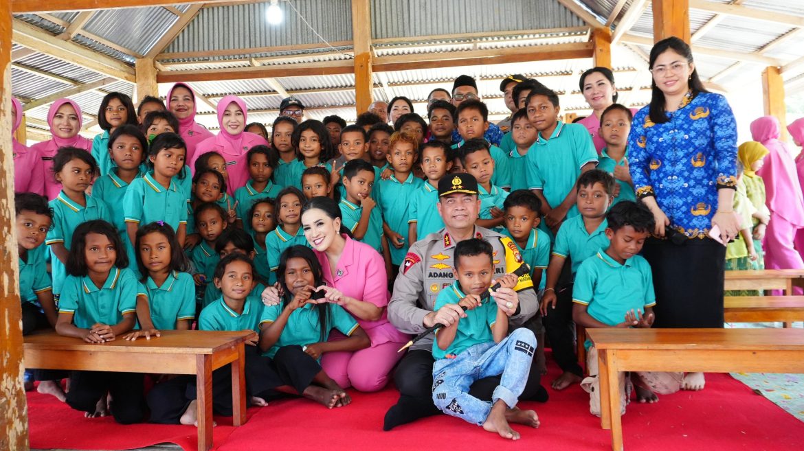 Kapolda Bersama Ketua PD Bhayangkari Sulbar Menyapa Anak Bungu Dan Bagikan Baksos Di Desa Saluraya