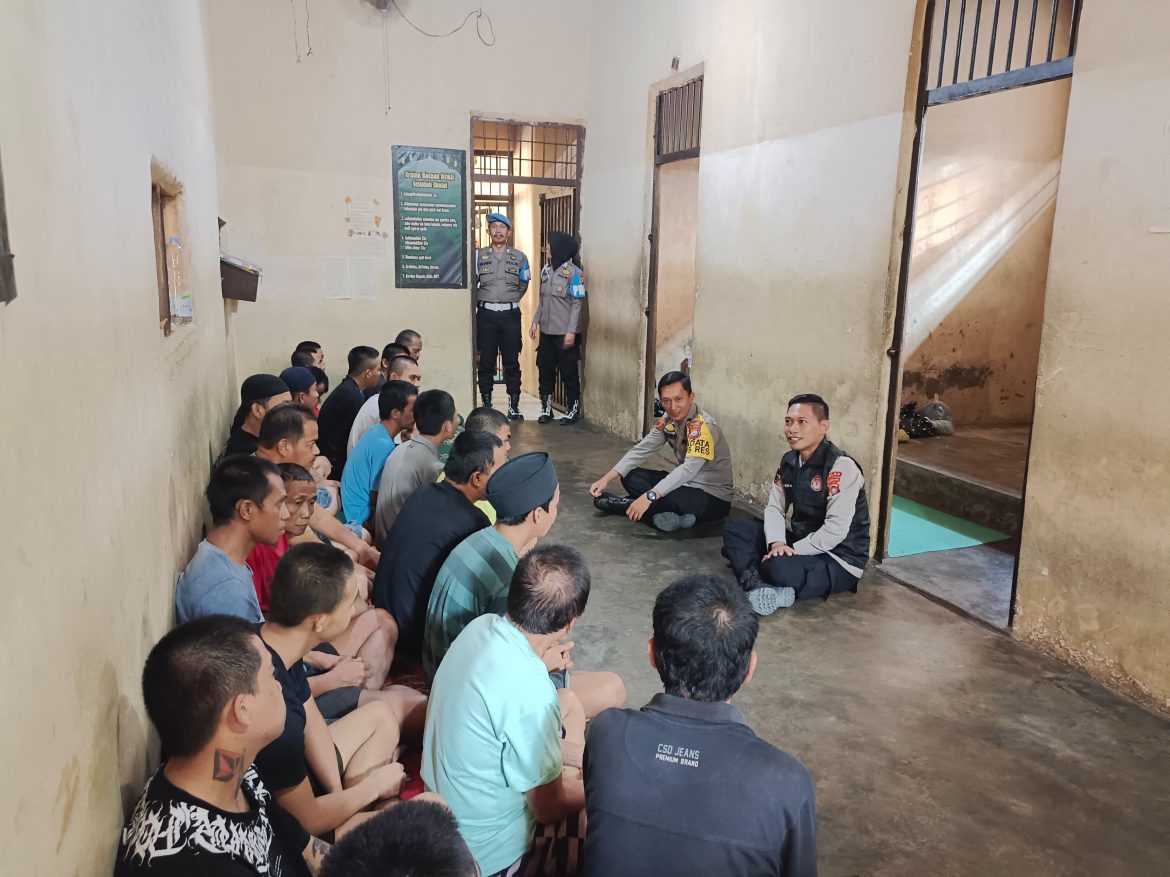 Tim Psikologi Polda Sulbar Didampingi Personil Polres Polman Laksanakan Konseling Tahanan 
