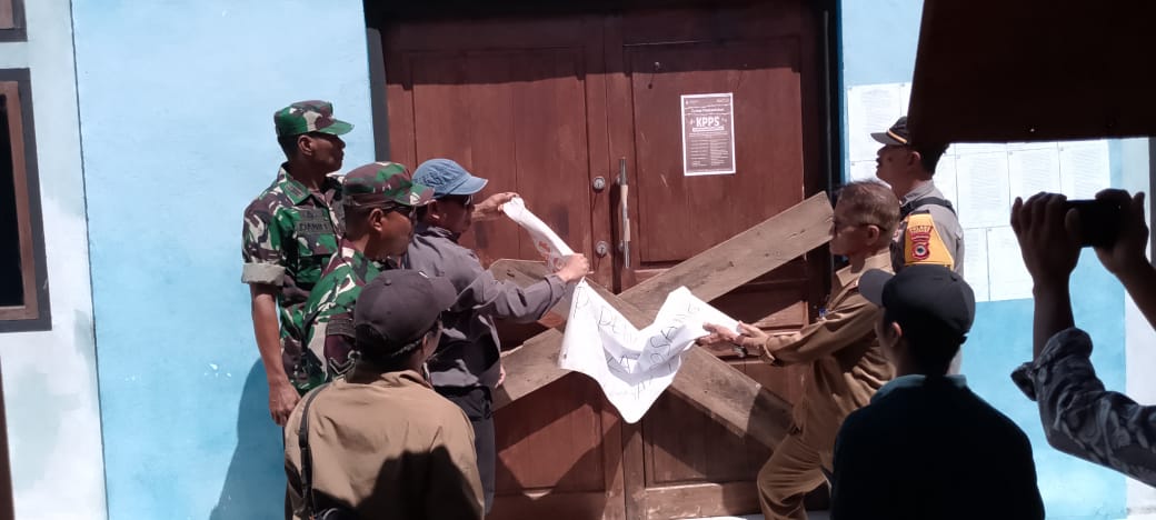 Pembukaan Segel Kantor Desa Kapoposang Bali oleh Forkopimcam Liukang Tangaya Bersama PLT Kepala Desa dan Perangkatnya