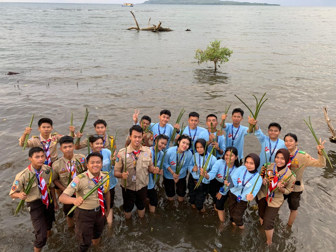 Ditlantas Polda Sulbar Ajak Peserta Jambore Peduli Lingkungan Lewat Penanaman Mangrove