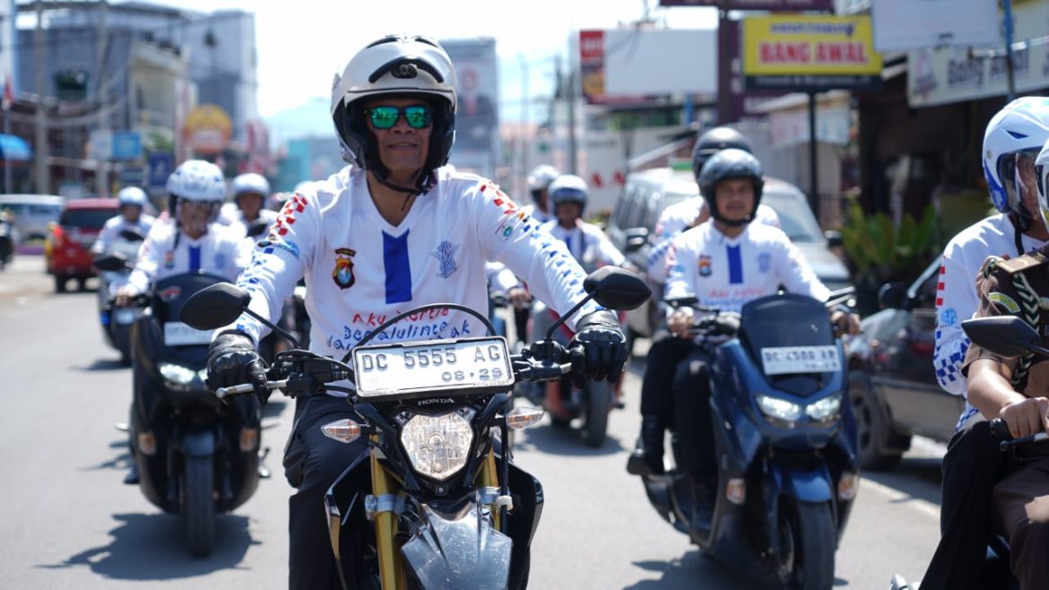 Kapolda Dan Forkopimda Sulbar Pimpin Pawai Kendaraan Tertib Berlalu Lintas Dan Taat Pajak