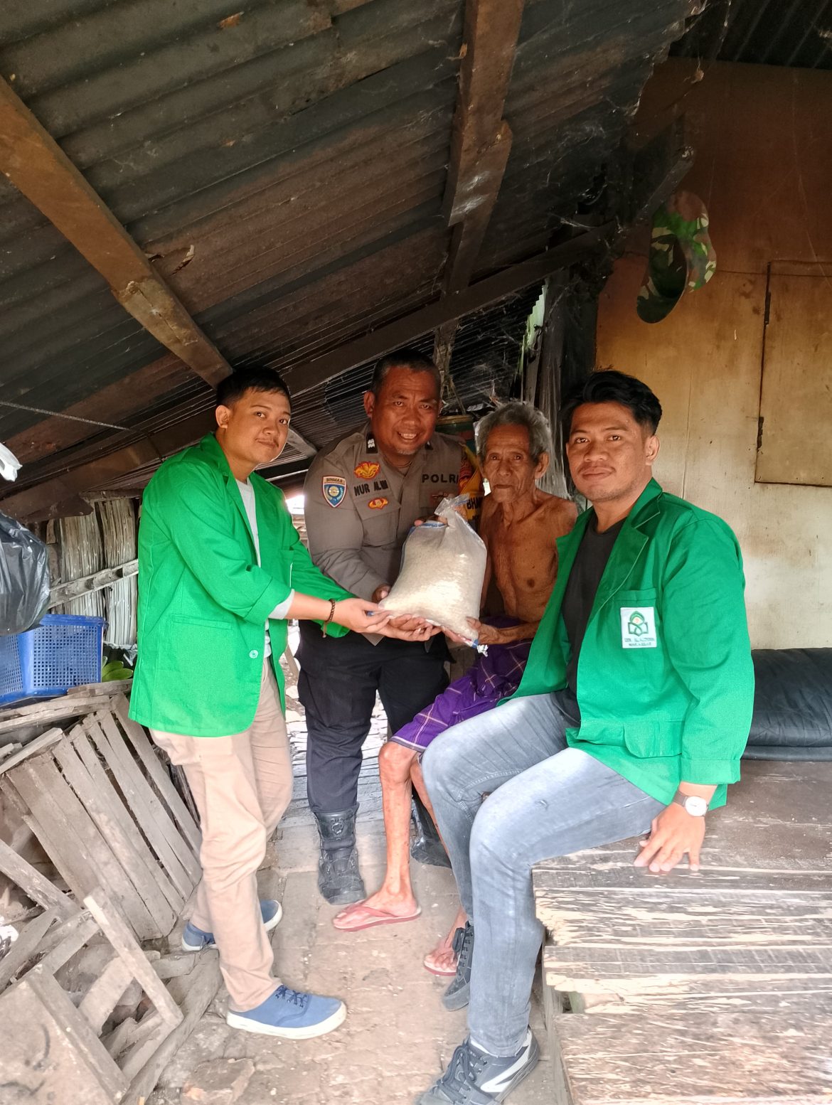 Peduli Sesama Bhabinkamtibmas Daya Menyerahkan Bantuan Sembako Ke Warga Binaan Yang Tidak Mampu