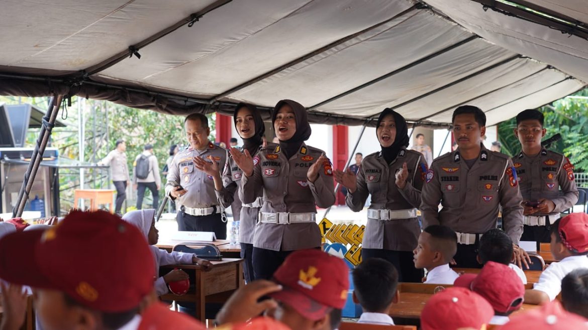 “Zebra” Cerdas: Ditlantas Polda Sulbar Ajak Anak Sekolah Jadi Pelopor Keselamatan Berlalu Lintas