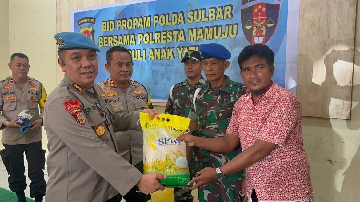 Sinergitas Bidpropam Polda Sulbar Bersama POM TNI Santuni Anak Yatim