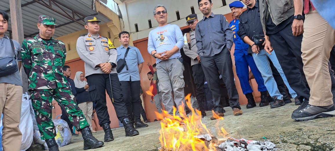 Kapolres Mateng Saksikan Langsung Pemusnahan Surat Suara Kelebihan Rusak/Cacat Di kantor KPU