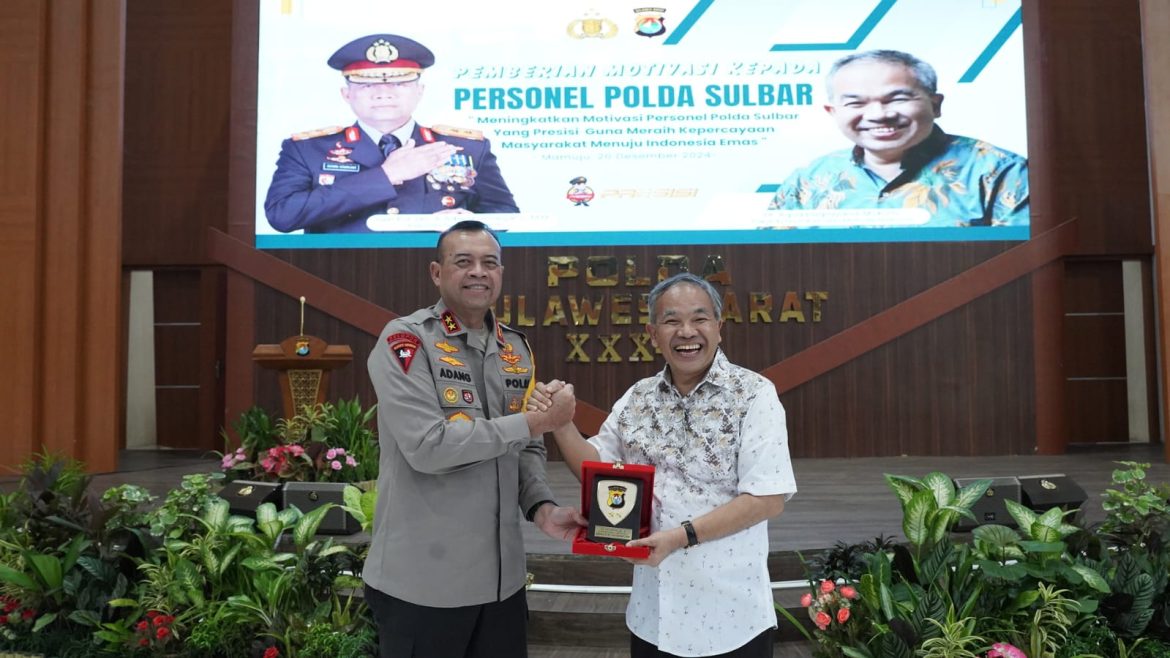 Aula Marannu Polda Sulbar Bergema Dengan Semangat: Dr. Aqua Dwipayana Memompa Motivasi Personel