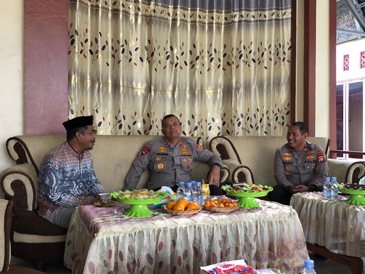 Kapolda Sulbar Silaturahmi Dengan Tokoh Masyarakat Salugatta Di Tengah Kunjungan Kerja Ke Mateng
