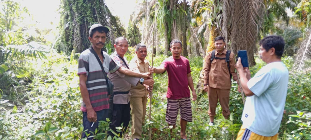Bhabinkamtibmas Desa Benggaulu Bripka Nikram Gelar Problem Solving Penyelesaian Permasalahan Batas Lahan