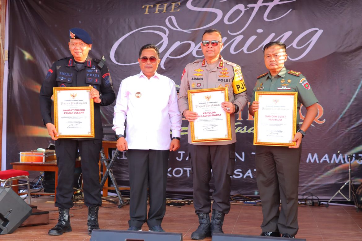Kapolda Irjen Pol Adang Ginanjar Terima Penghargaan Dari Pj Gubernur Sulbar