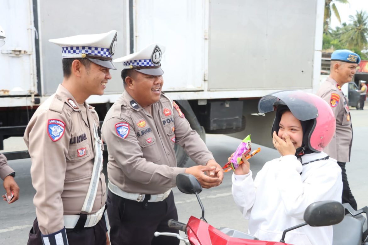 Unik!, Ops Keselamatan Marano, Satlantas Polres Pasangkayu Bagikan Cokelat Bagi Pengendara Demi Tertibkan Berlalulintas