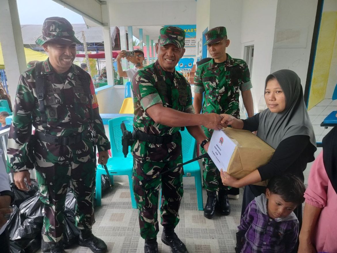 Danrem 142/Tatag Brigjen TNI Hartono Serahkan Bingkisan Kepada Warga Dalam Pembukaan TMMD Ke 123