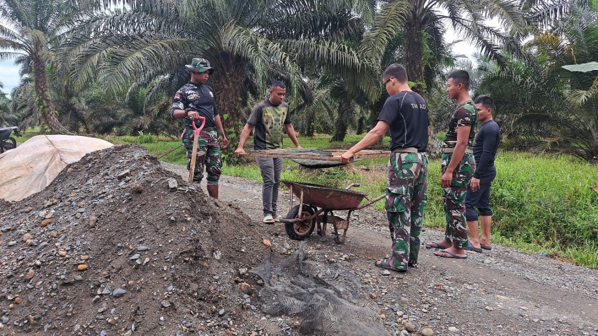 Satgas TMMD Ke-123 Tetap Semangat Lanjutkan Pengerjaan Program Fisik Meski Pertama Puasa