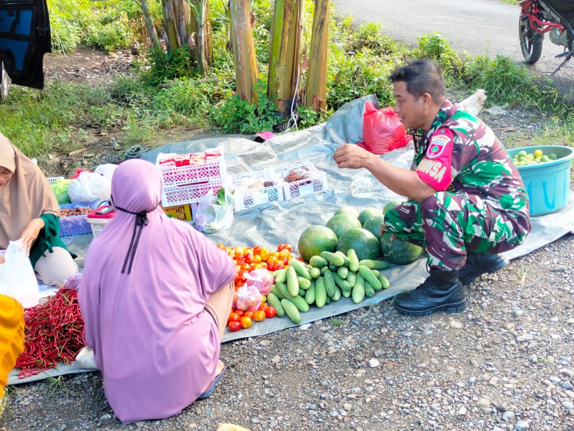 Babinsa Koramil 1427-02/Bambalamotu Lakukan Pemantauan Harga Sembako Di Pasar Tradisional Kaluku Nangka