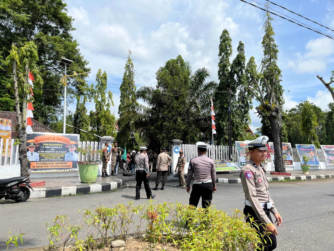 Kabag Ops Polres Polman Pimpin Pengamanan Aksi Unjuk Rasa Oleh HMI Cabang Polman Di Kantor Daerah