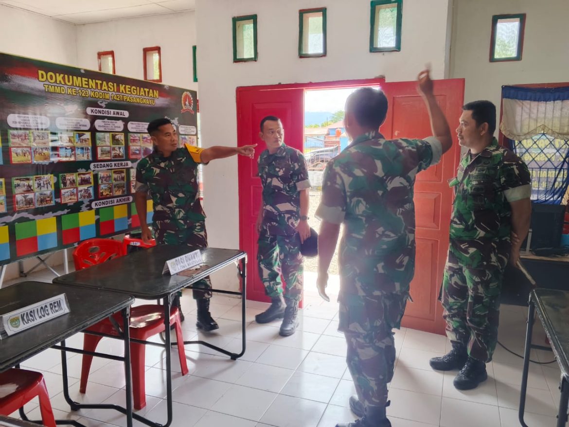 Tim Wasev Kodam XIV/Hasanuddin Tinjau Pelaksanaan TMMD Ke-123 Di Desa Benggaulu 