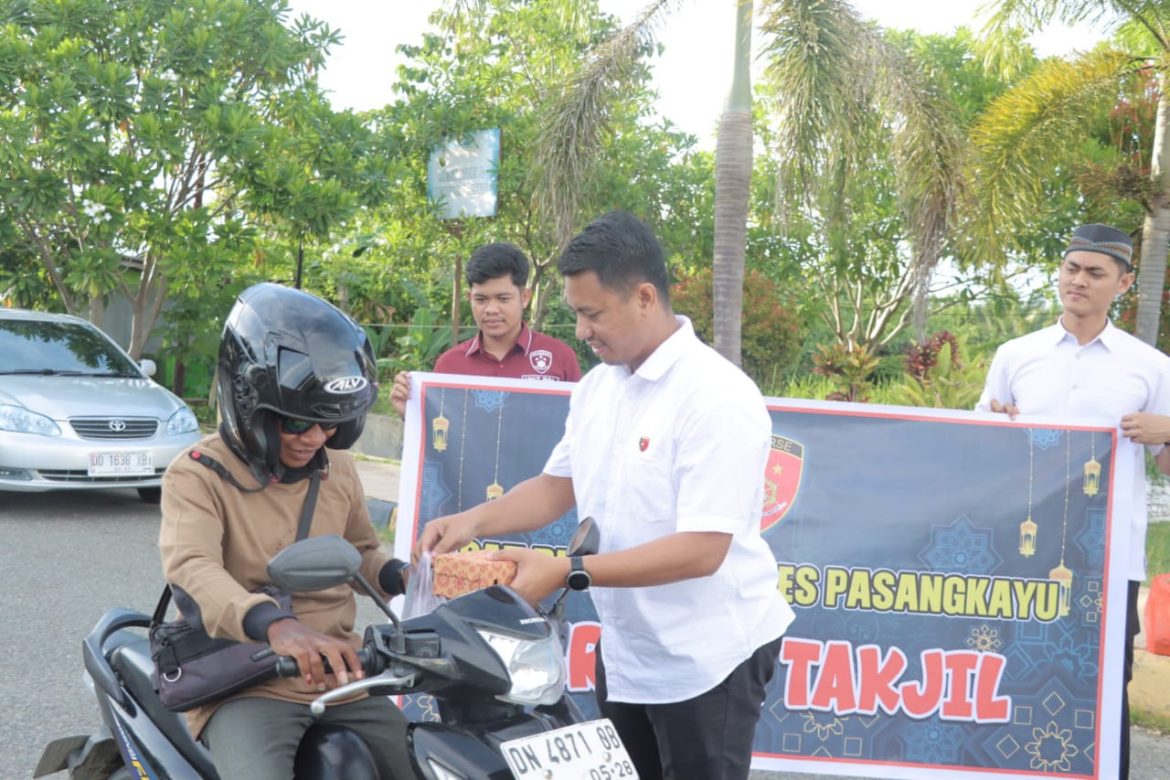Jelang Buka Puasa Satreskrim Polres Pasangkayu Berbagi Takjil Bagi Pengendara Yang Melintas 