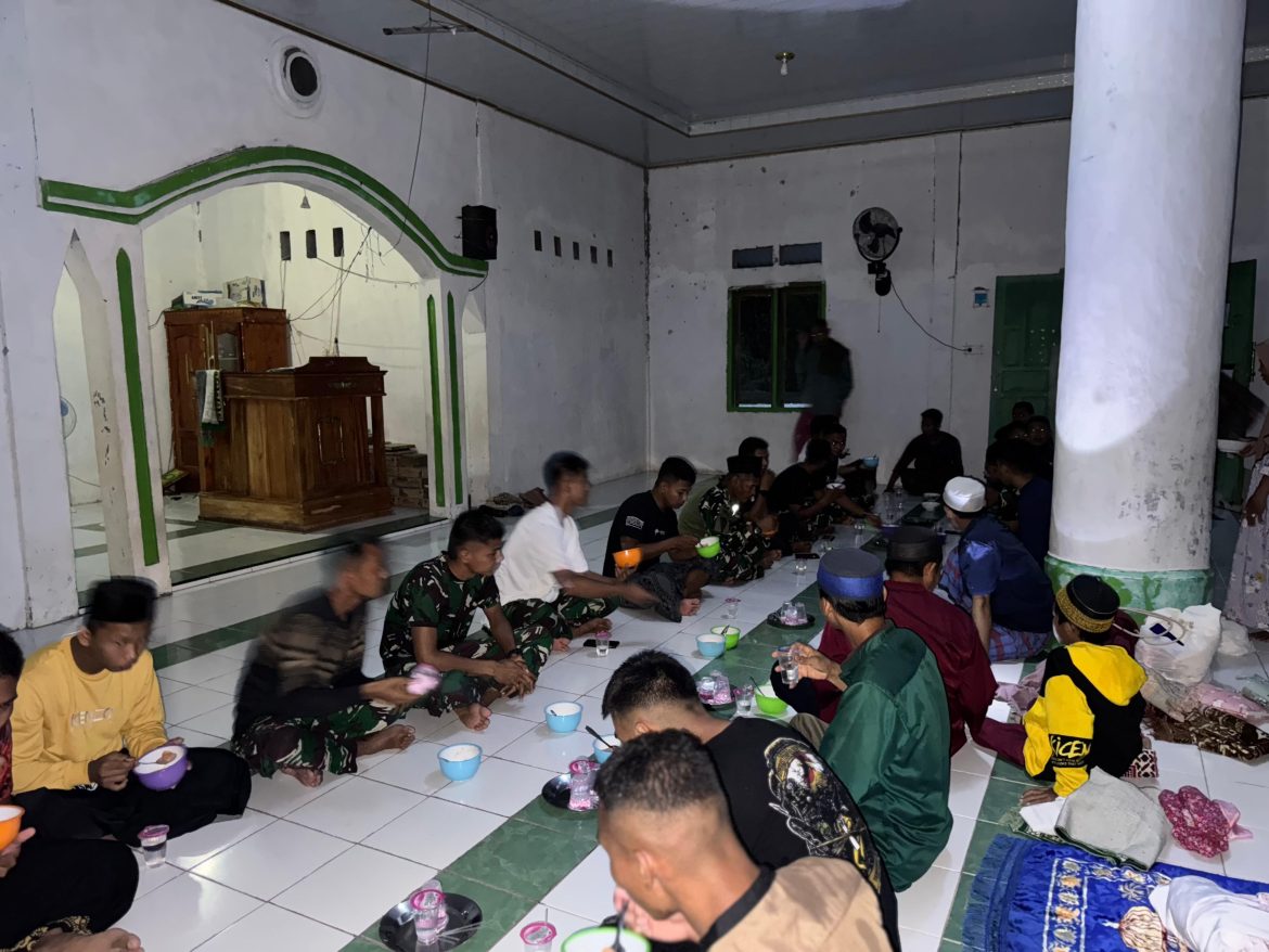 Kebersamaan Satgas TMMD Dan Warga Benggaulu Terjalin Erat Dalam Buka Puasa Bersama