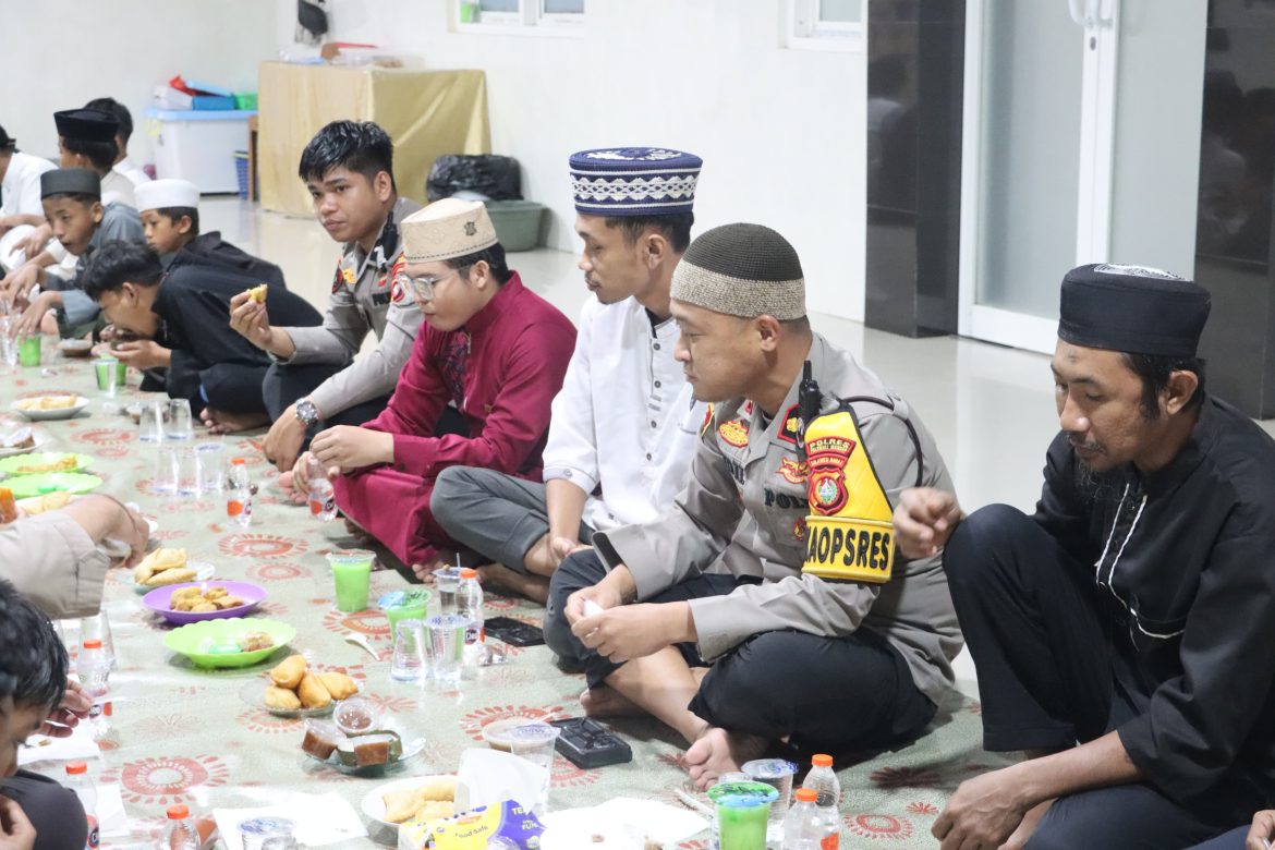 Wakapolres Polman dan PJU Polres Polman Gelar Buka Puasa Bersama di Ponpes Madinatul Qur’an