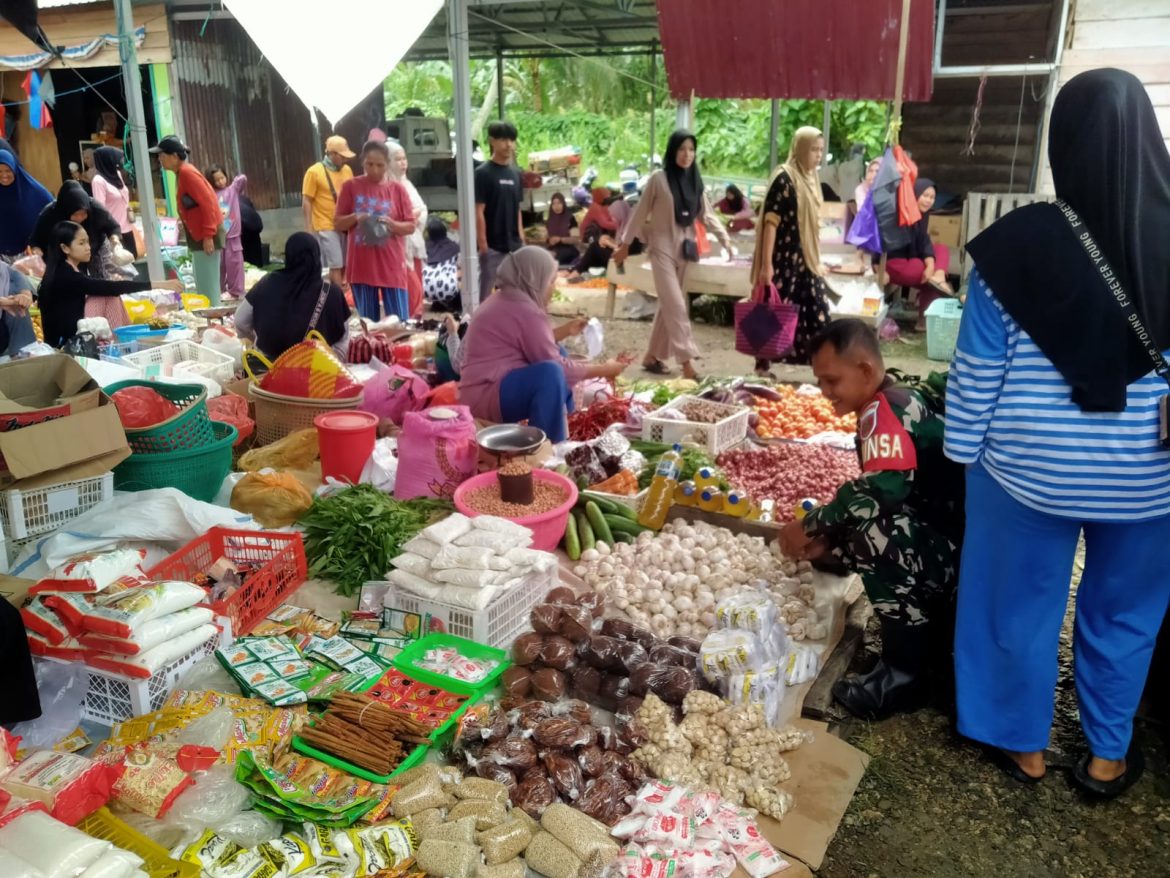 Babinsa Pasangkayu Cek Harga Sembako di Pasar Martajaya, Pastikan Stabil Selama Ramadhan
