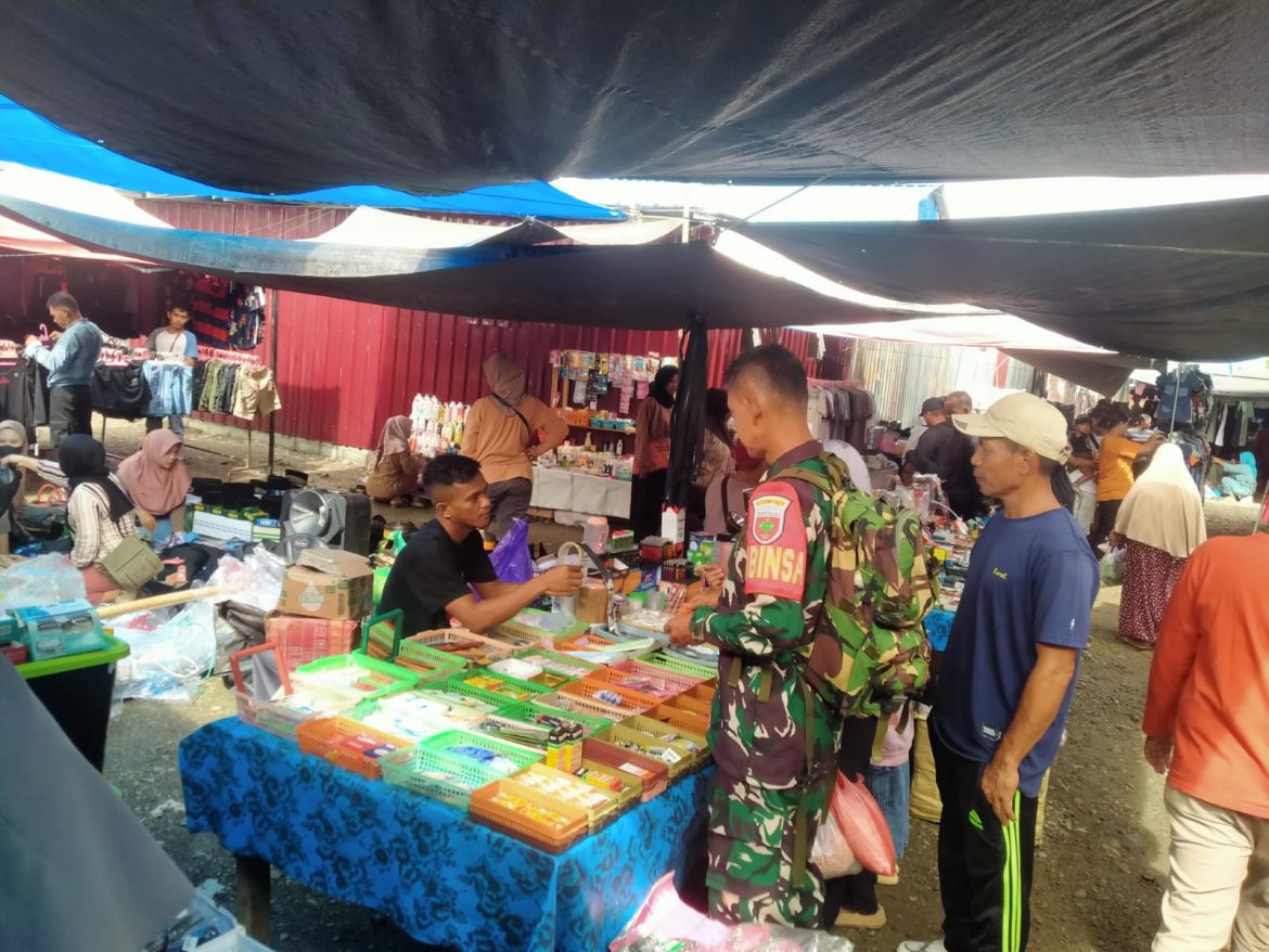 Babinsa Koramil 01 Pasangkayu Turun ke Pasar: Pastikan Harga Sembako Stabil Selama Ramadhan