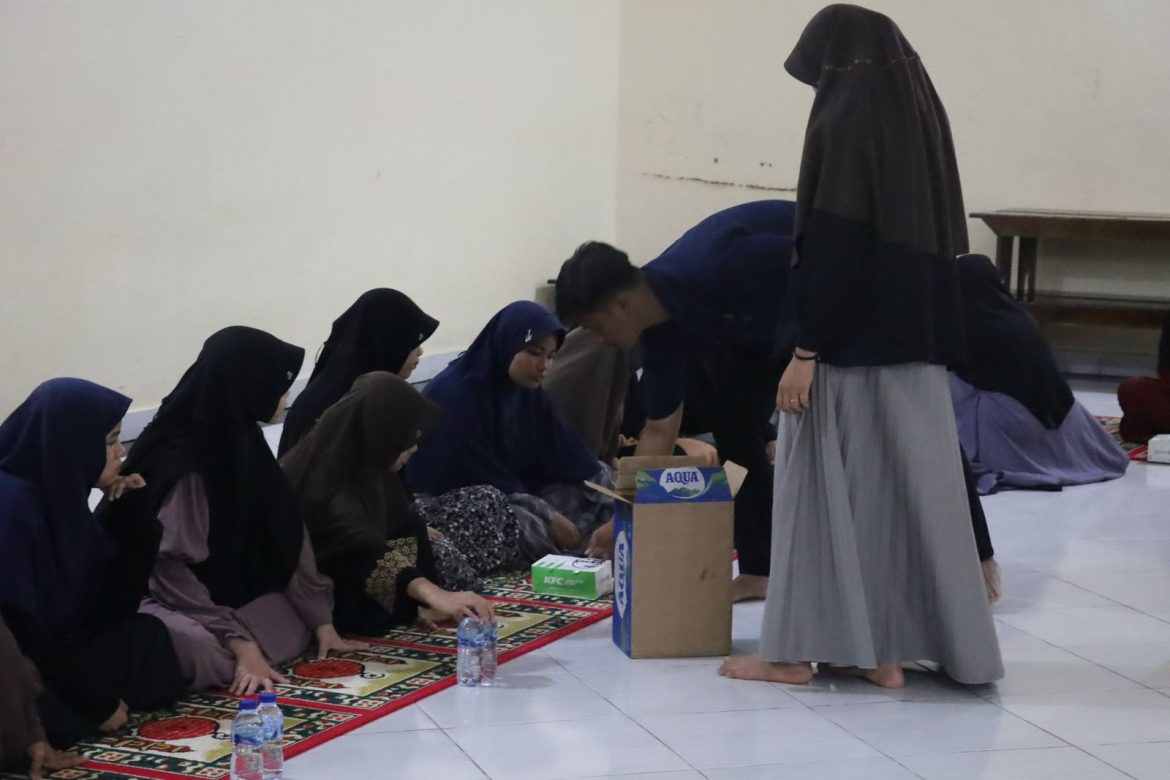 Berburu Pahala Ramadhan, Polda Sulbar Ajak Anak Yatim Buka Puasa Bersama
