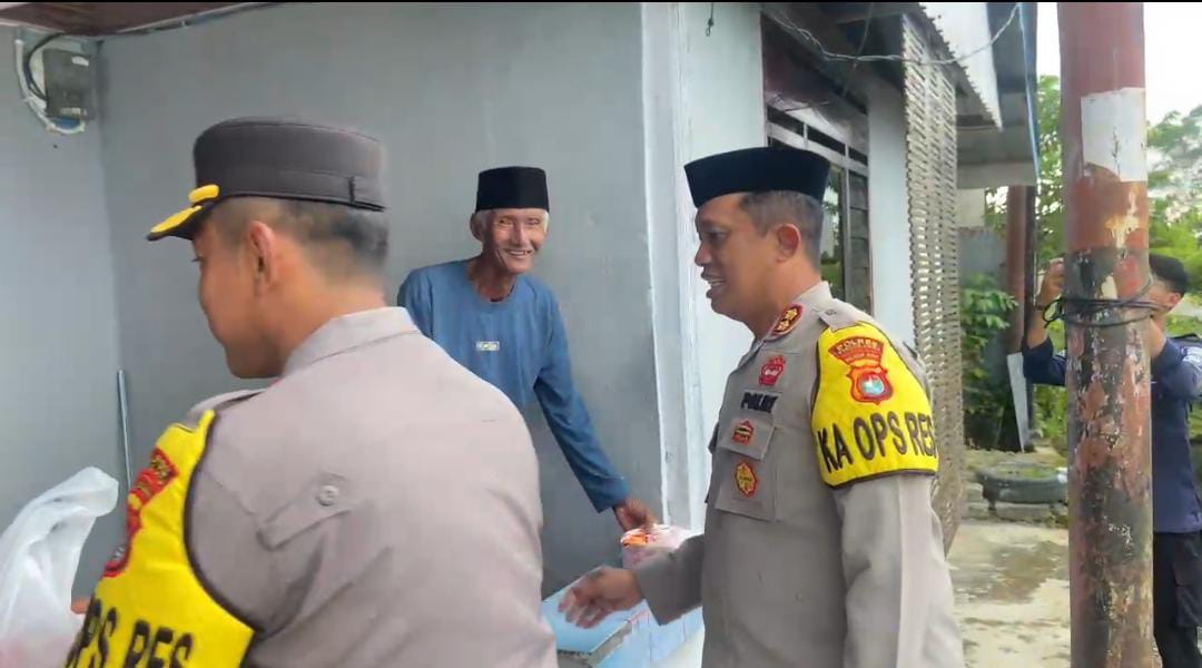 Berkah Ramadhan, Kapolres Pasangkayu Bagikan Takjil Door to Door ke Rumah Warga